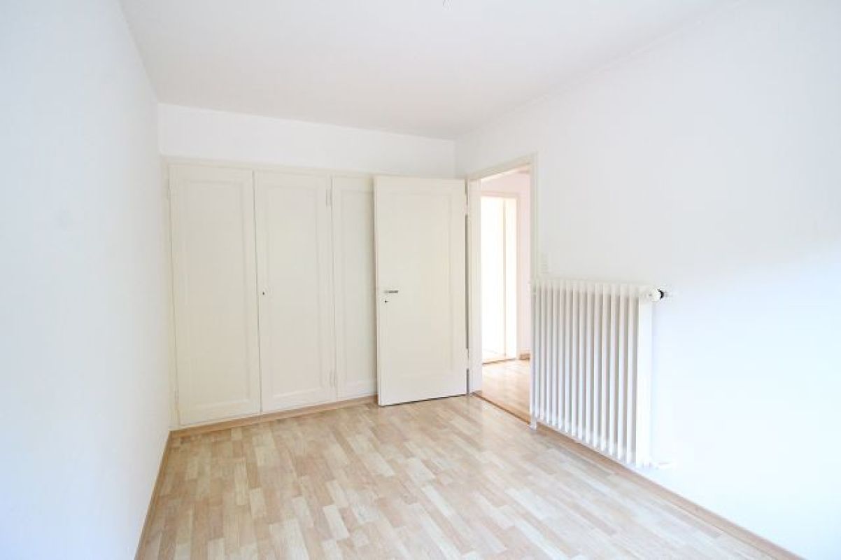 Heller leerer Raum mit Einbauschrank und Heizkörper
