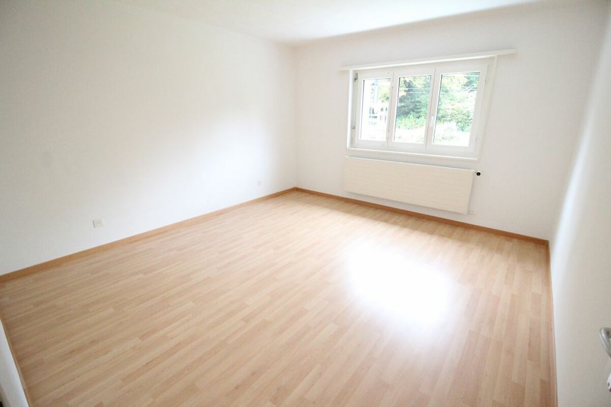 Leerer heller Raum mit Fenster