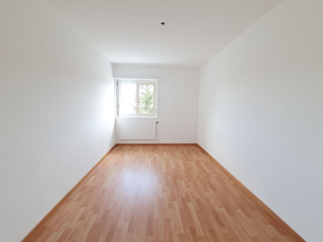 Leerer, heller Raum mit Fenster