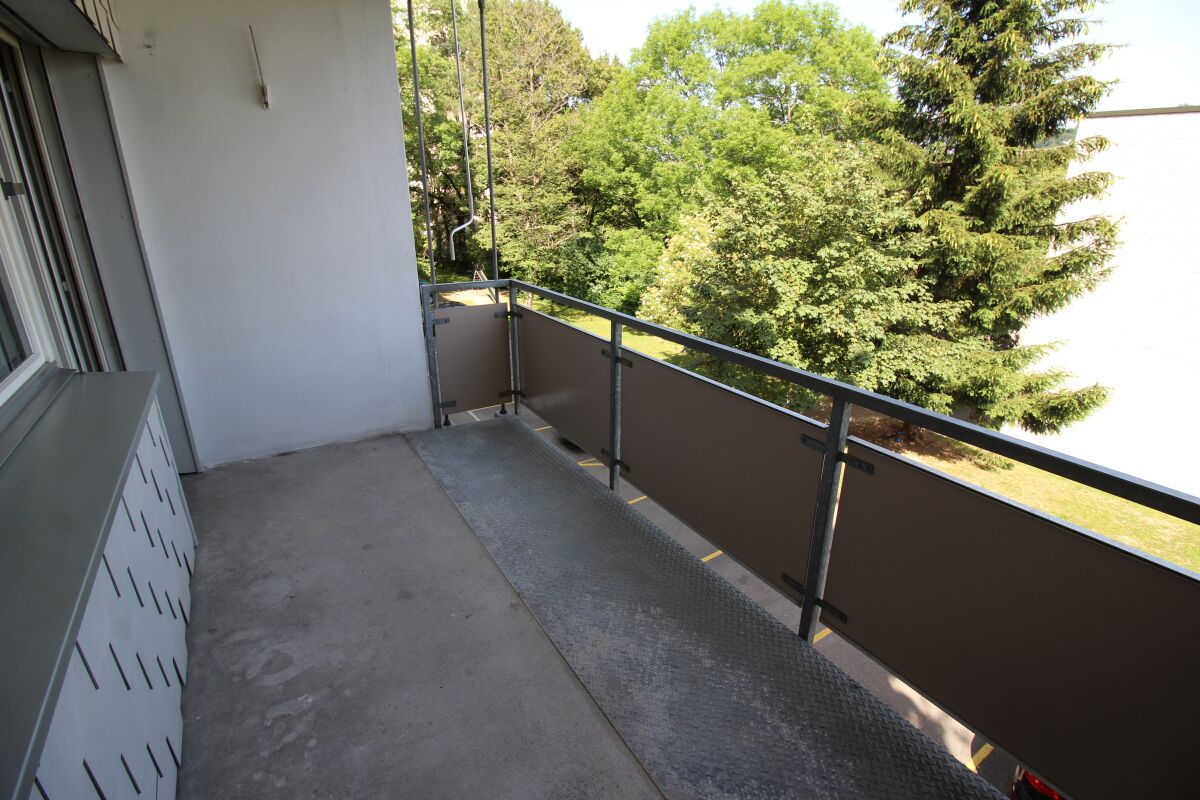 Balkon mit Geländer und Blick ins Grüne