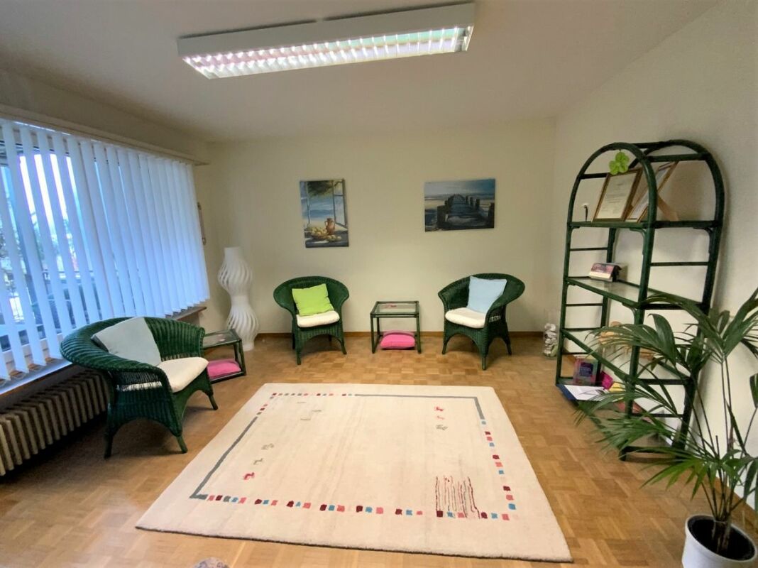 Heller Sitzungsraum mit Bestuhlung