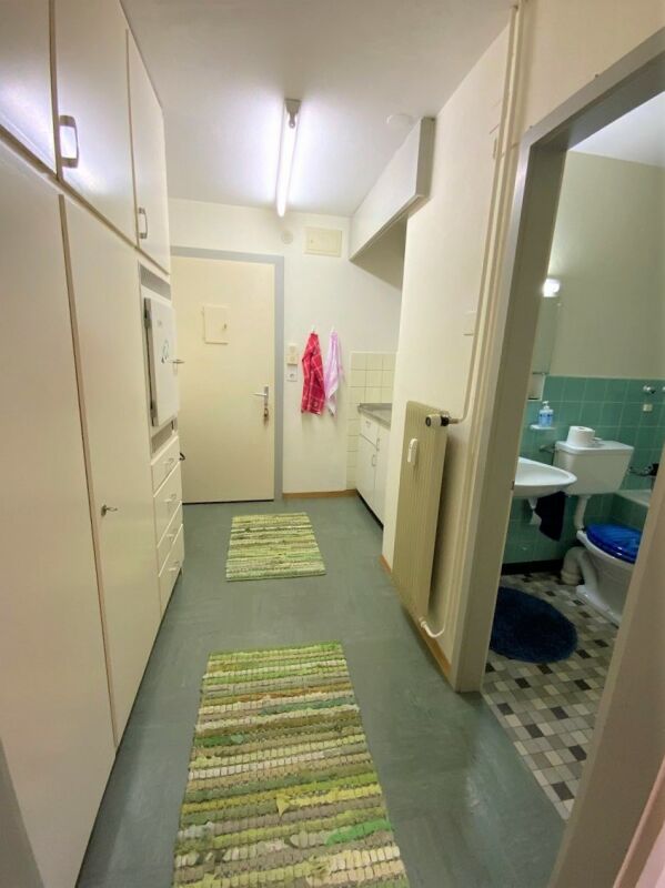 Schmaler Flur mit angrenzendem Badezimmer