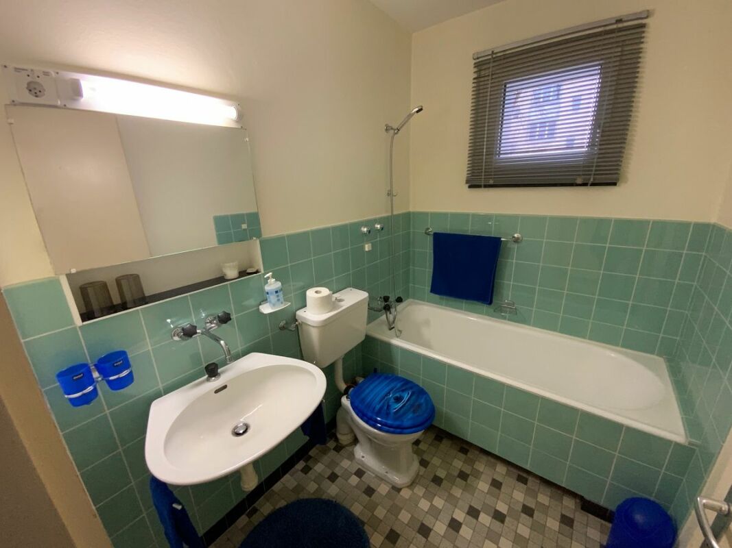 Badezimmer mit Badewanne und Waschbecken