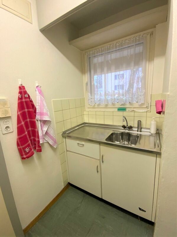 Kleine Küchenzeile mit Fenster