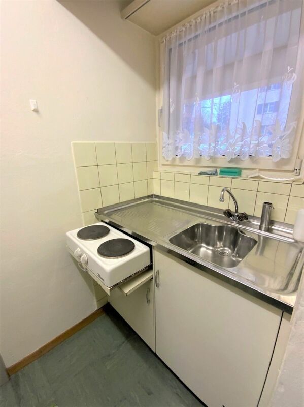 Kleine Küchenzeile mit Fenster