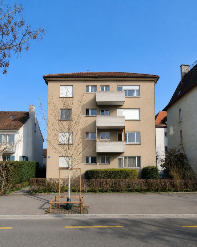 Mehrfamilienhaus mit Balkonen