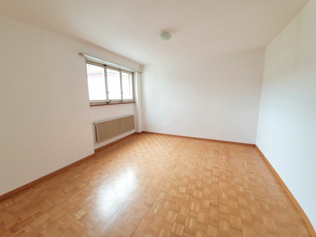 Leerer Wohnraum mit Parkettboden