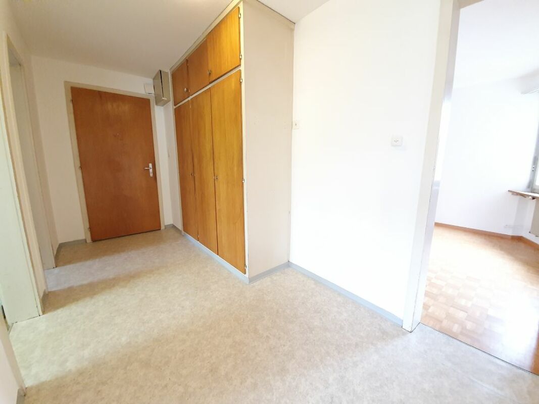Heller Flur mit Einbauschrank und Blick in einen Nebenraum