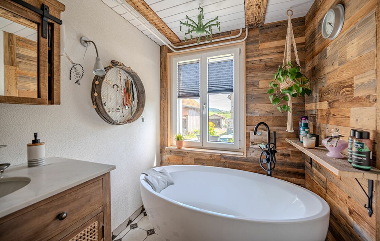 Rustikales Badezimmer mit freistehender Badewanne