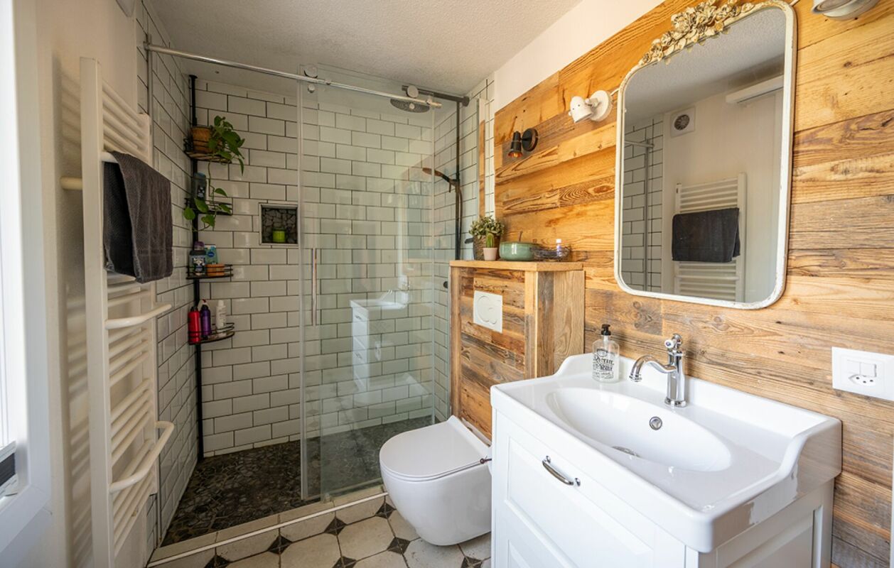 Badezimmer mit Walk-in-Dusche und rustikalem Waschtisch