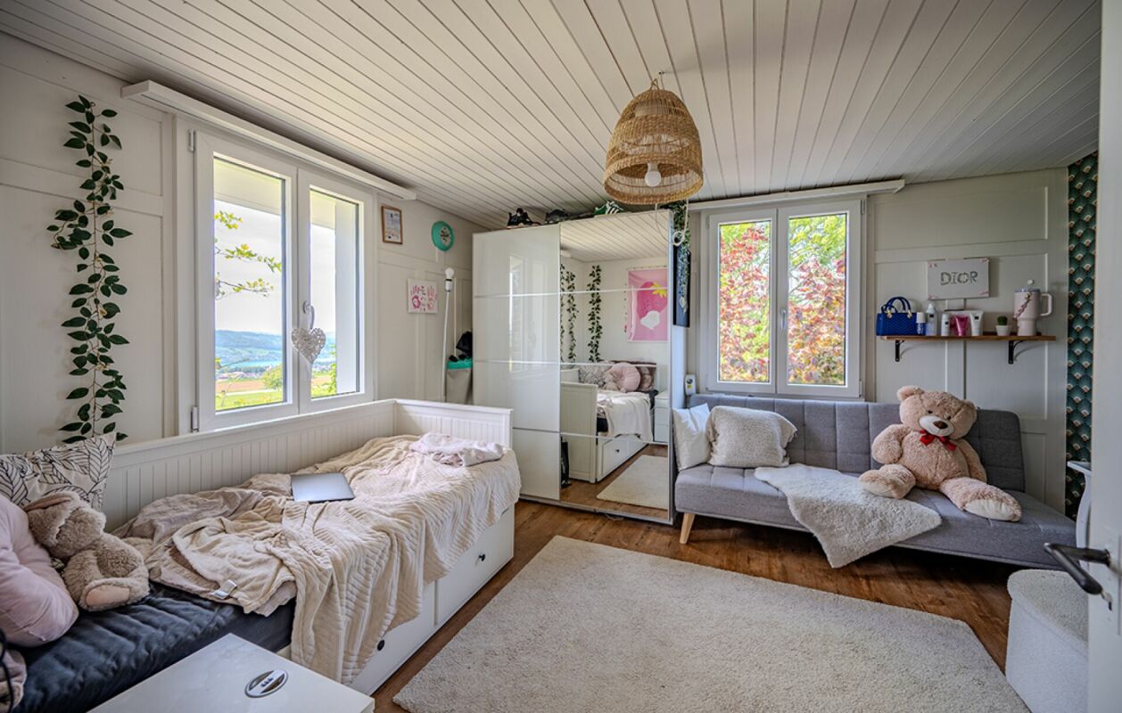 Helles Kinderzimmer mit zwei Fenstern und Sofa