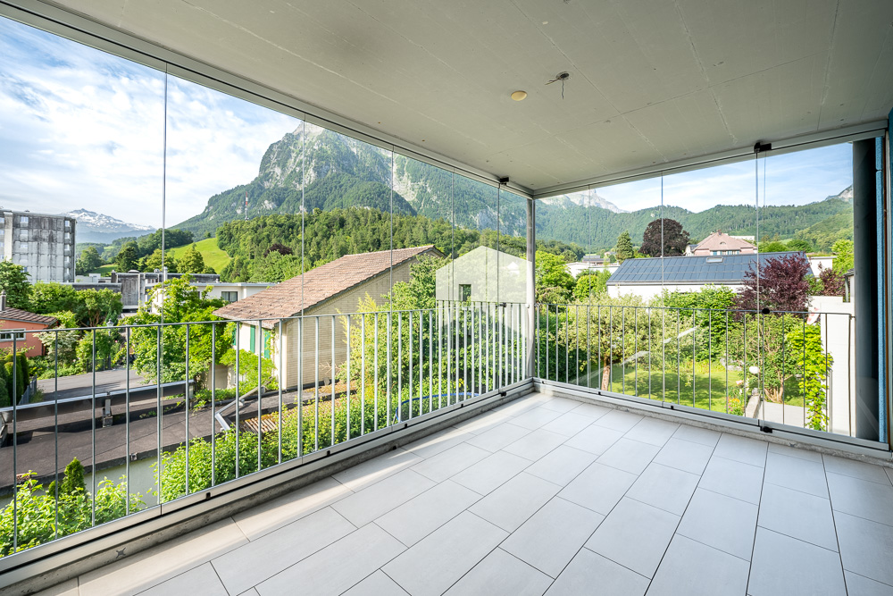 Überdachter Balkon mit Bergblick