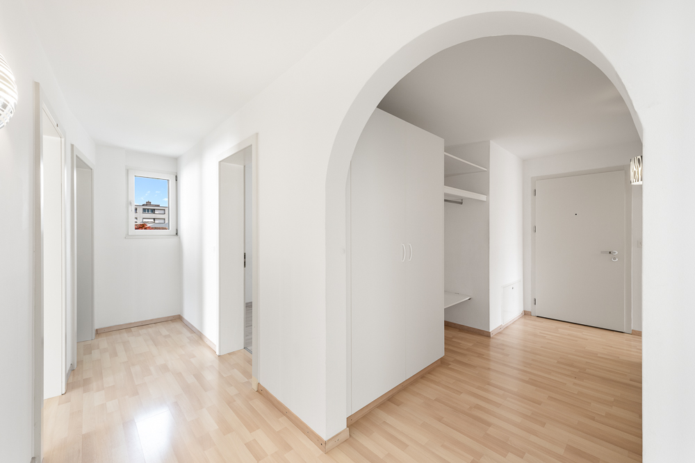 Heller Eingangsflur mit Rundbogen und Einbauschrank