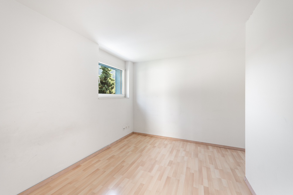 Leerer heller Raum mit Fenster