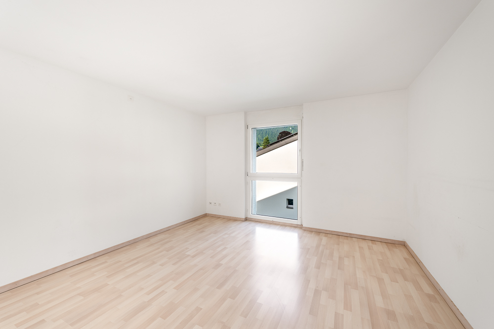 Heller leerer Raum mit Fenster