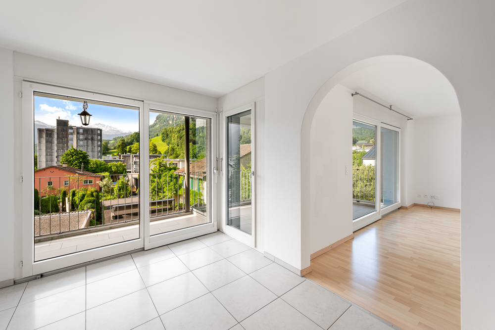 Heller Wohnbereich mit Balkon- und Bergblick