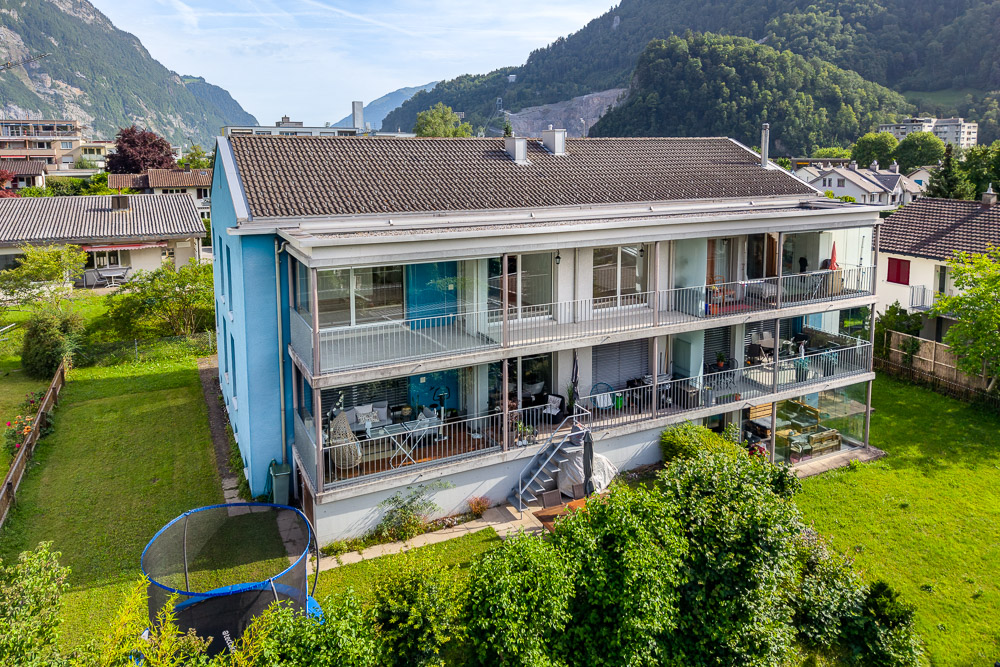 Mehrfamilienhaus mit Balkon und Garten