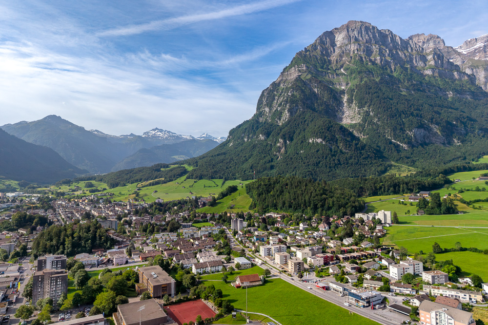 Bergpanorama über einer alpinen Stadt