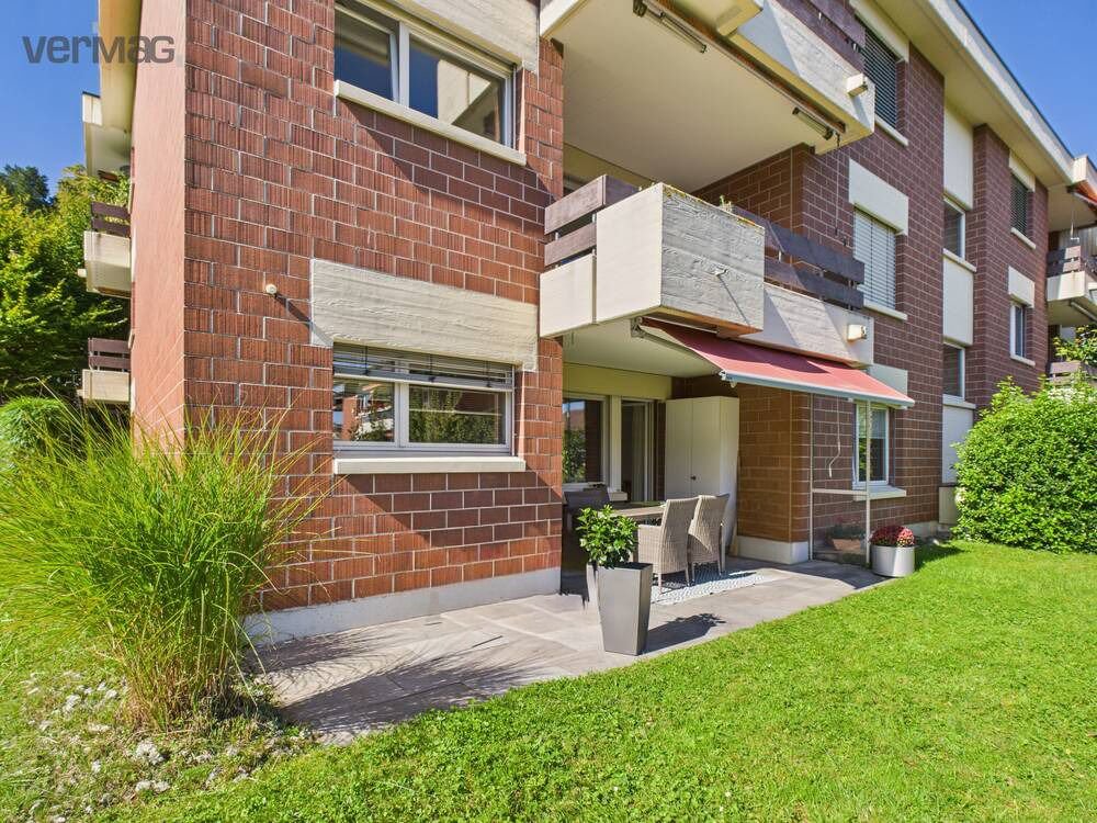 Wohngebäude mit Balkon und Gartenblick