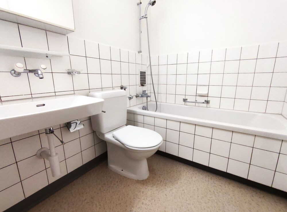 Kleines Badezimmer mit Badewanne und WC