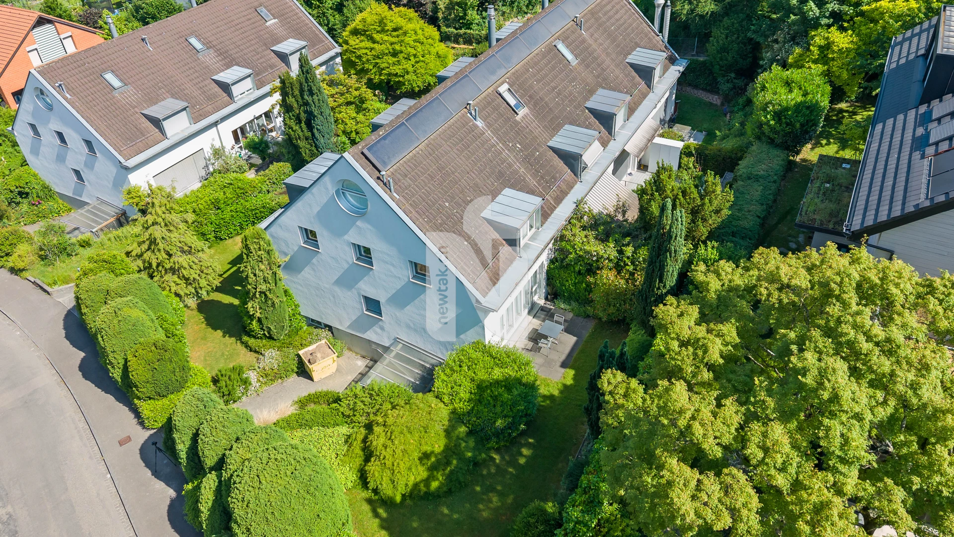 Luftaufnahme eines Doppelhauses mit Garten