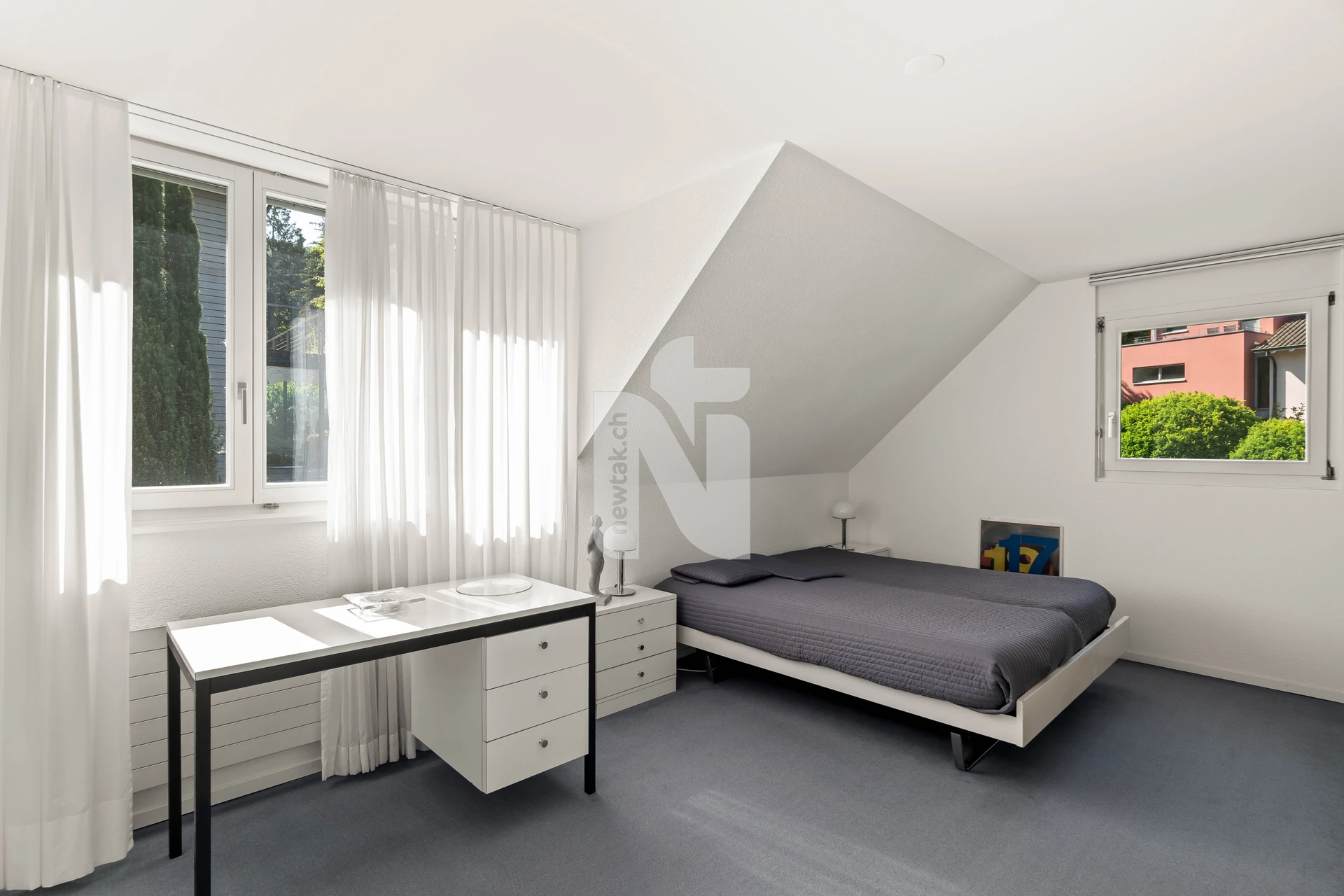 Helles Schlafzimmer unter dem Dach