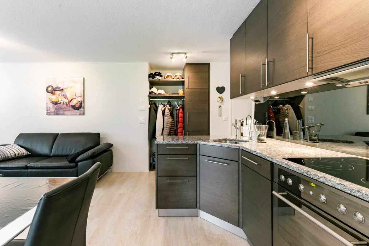 Offener Wohnbereich mit Küche und Garderobe