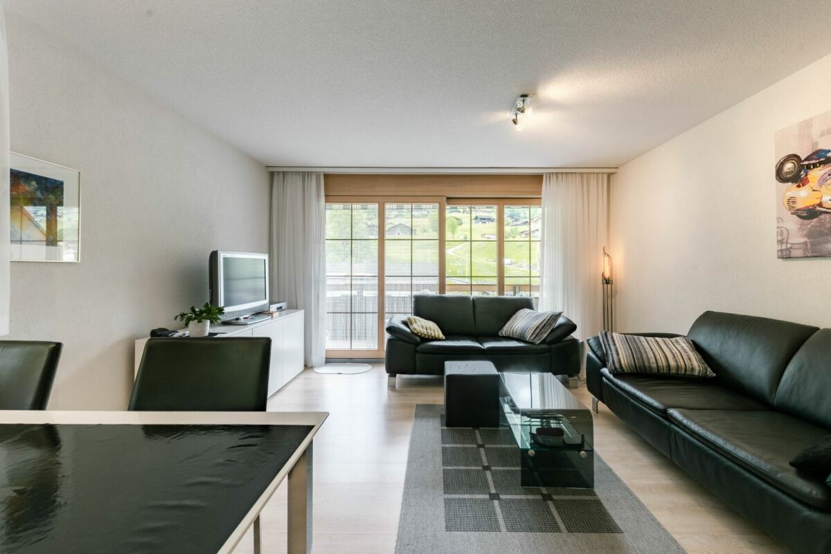 Helles Wohnzimmer mit Balkonblick