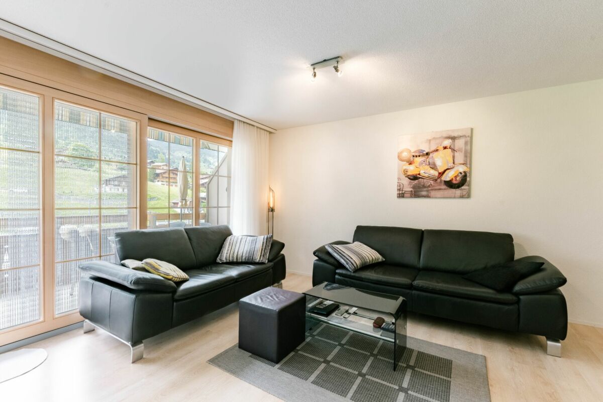 Wohnzimmer mit Balkonzugang