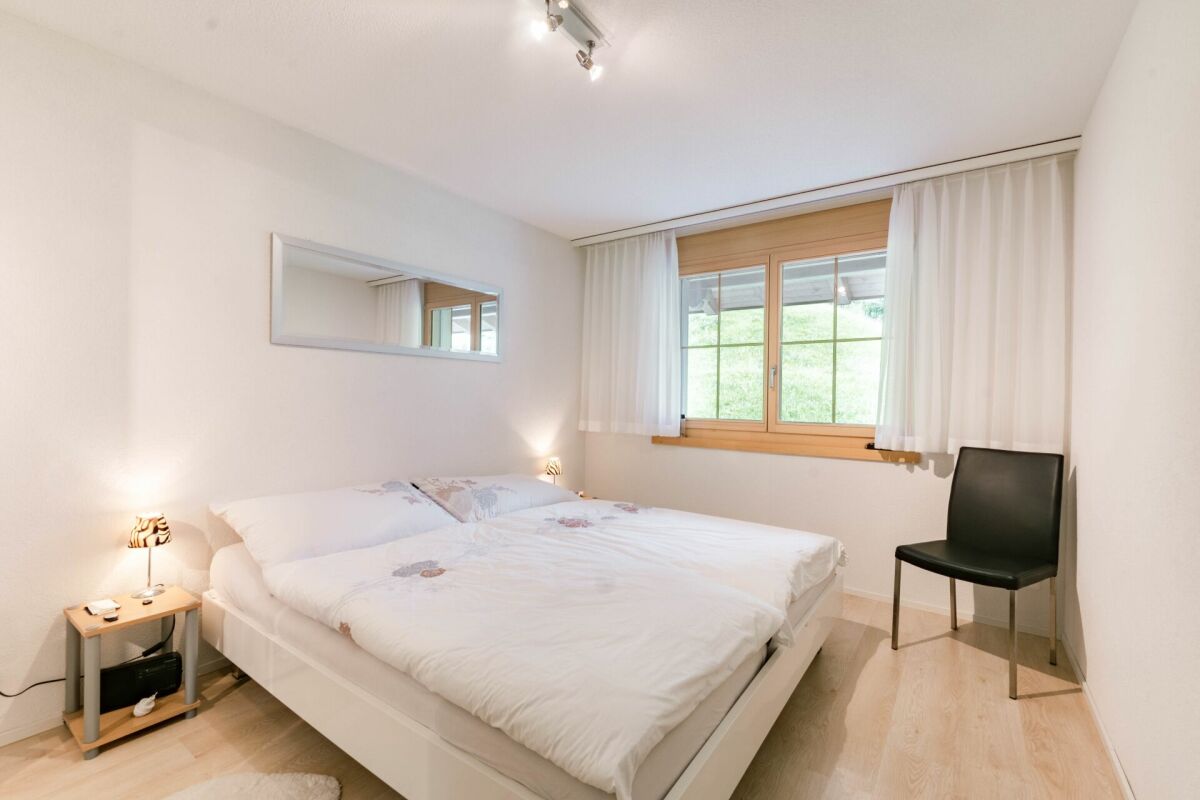 Helles Schlafzimmer mit Doppelbett und Fenster