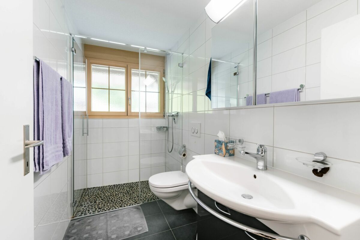 Modernes Badezimmer mit begehbarer Dusche und Fenster