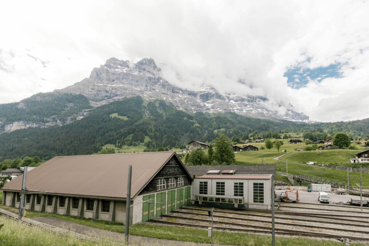 Berglandschaft mit Gebäuden und Bahnareal