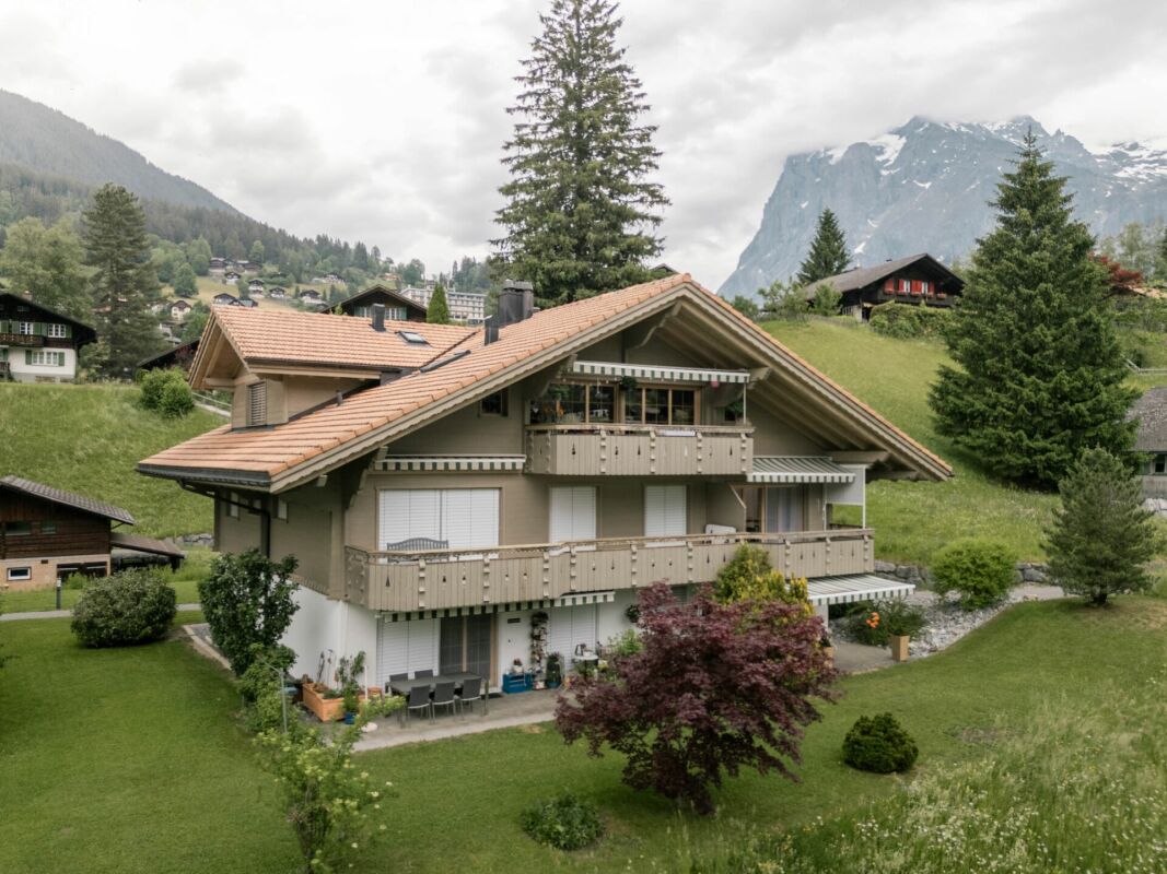 Alpenhaus mit weitem Bergblick