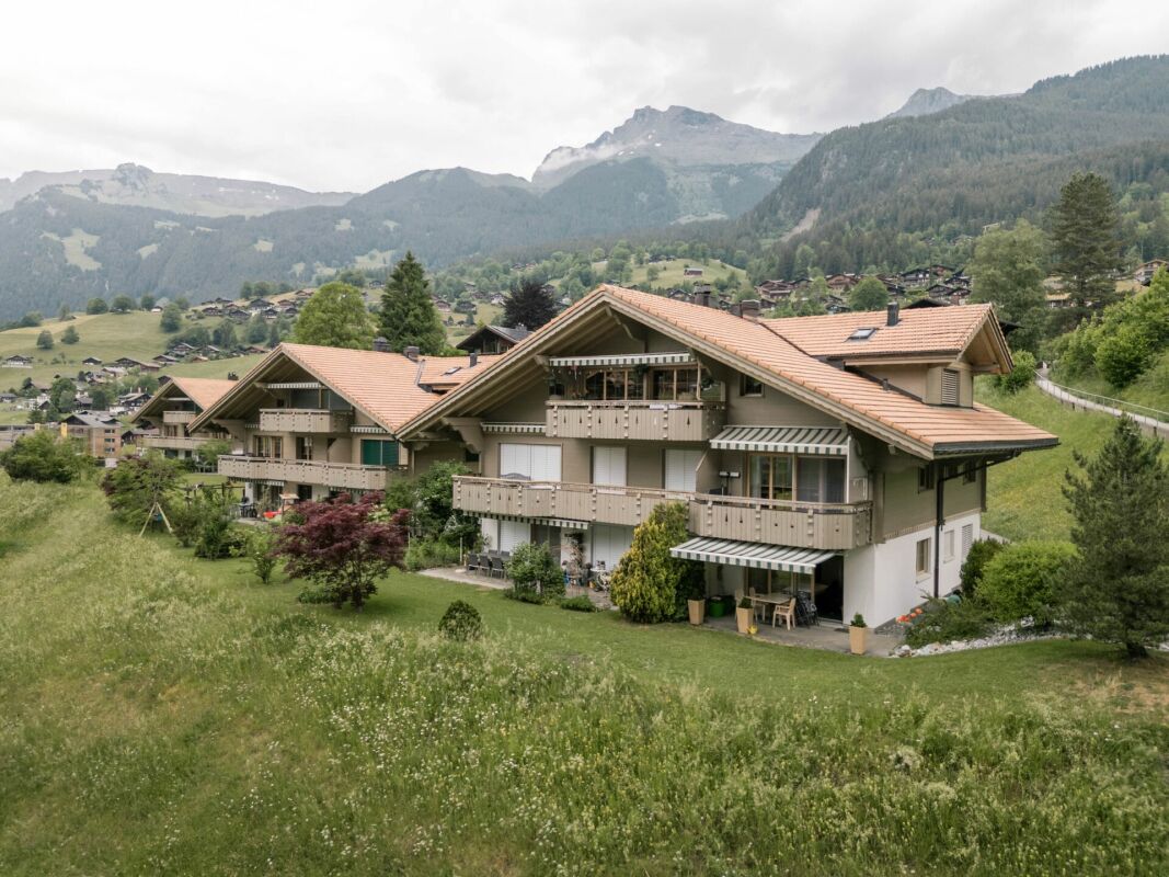 Alpine Wohnanlage mit Bergpanorama