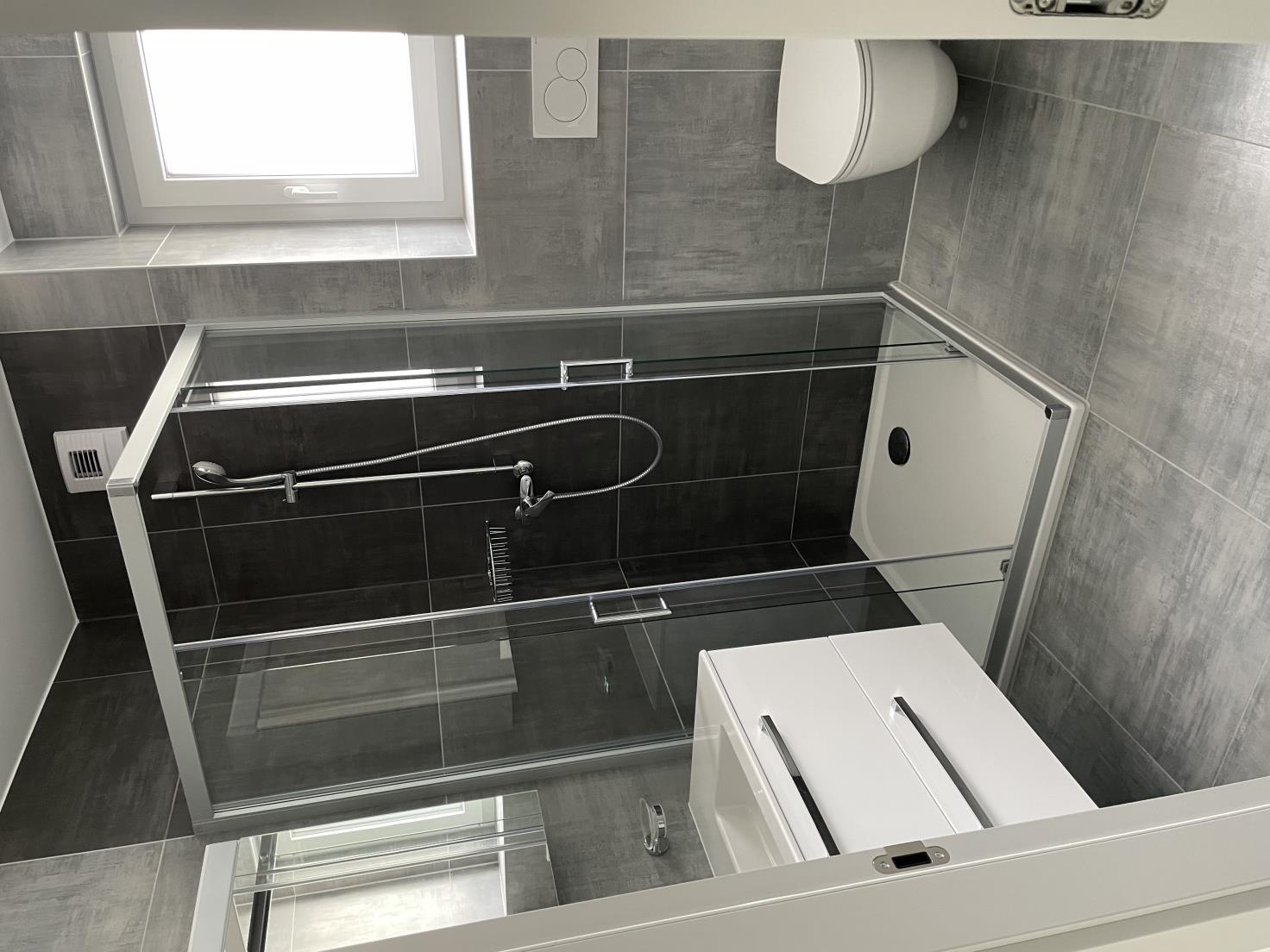 Modernes Badezimmer mit bodengleicher Dusche