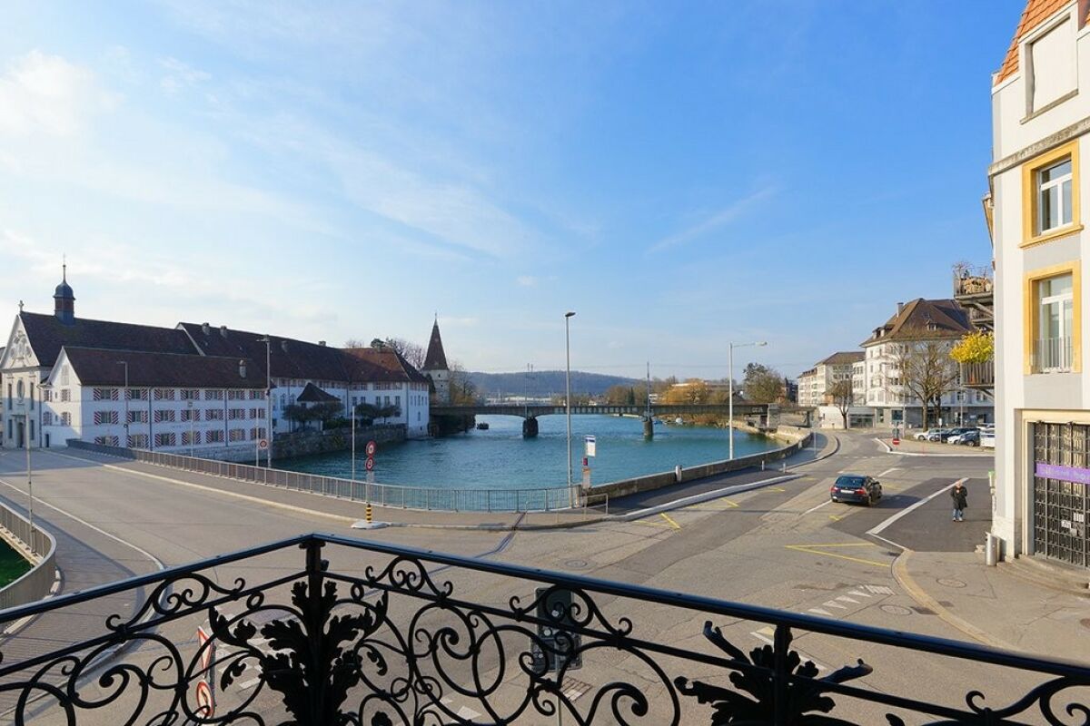 Stadtblick über einen Fluss mit Brücke
