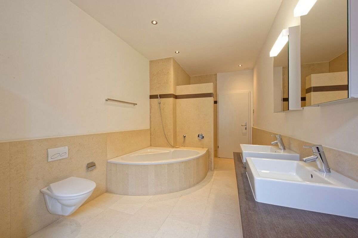Modernes Badezimmer mit Doppelwaschbecken und Eckbadewanne