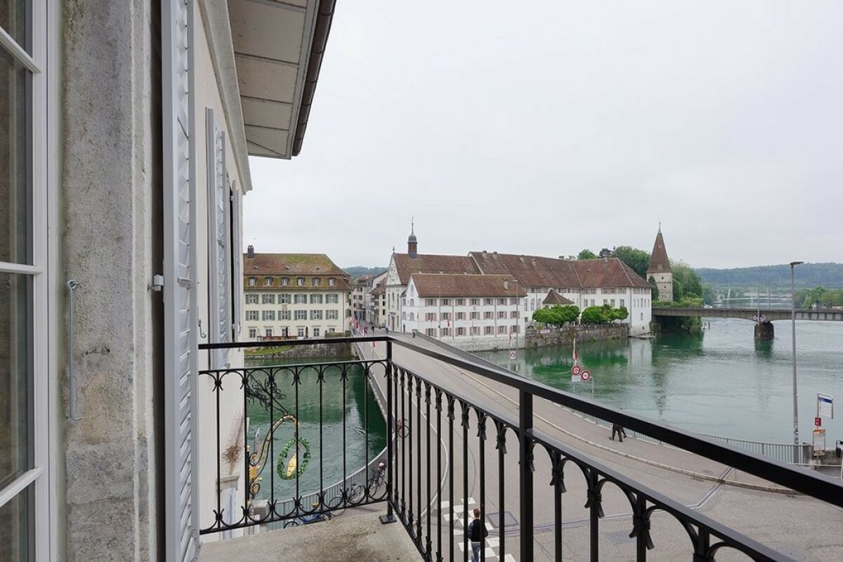 Balkon mit Flussblick