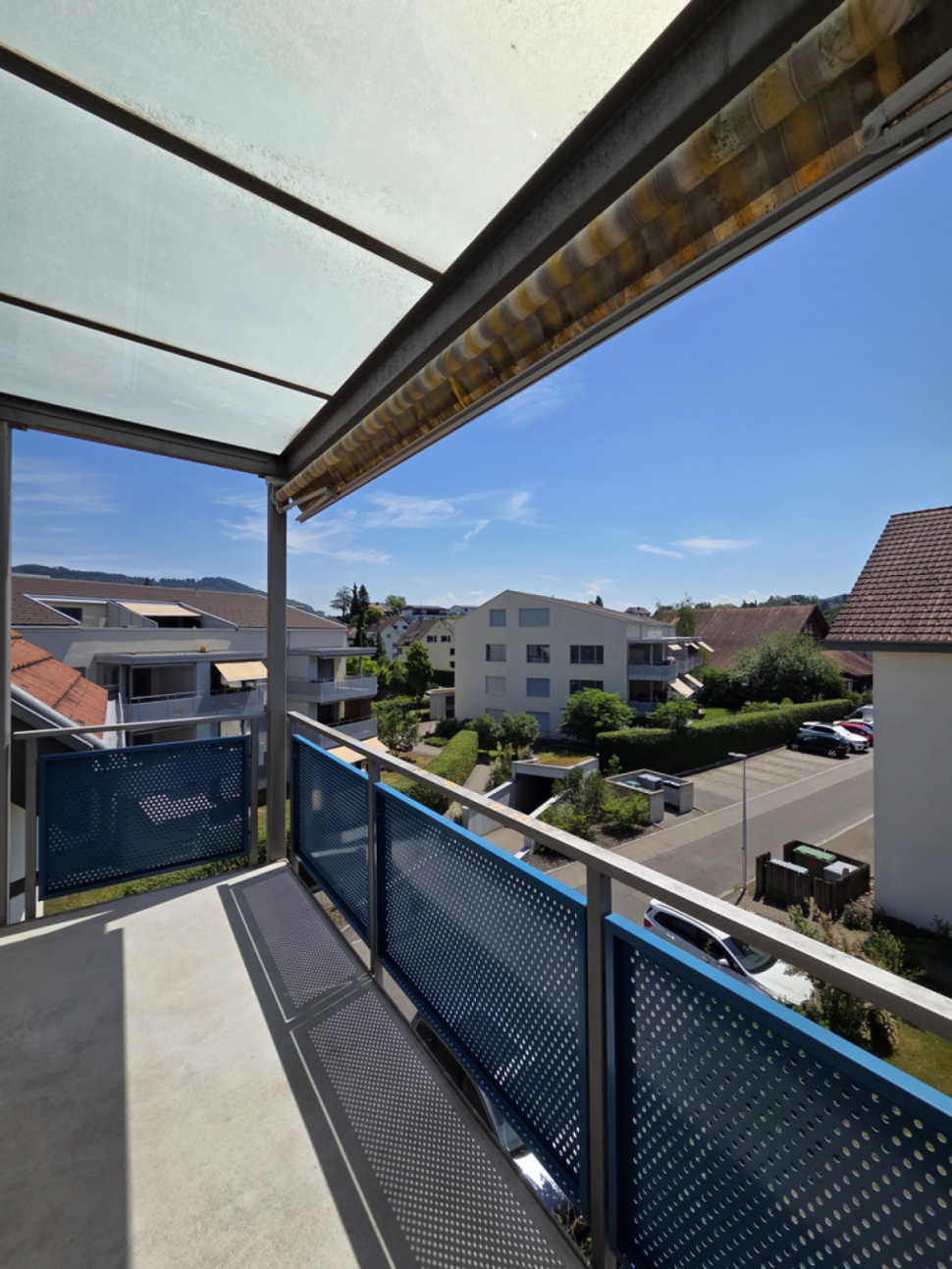Balkon mit Aussicht in Wohnanlage