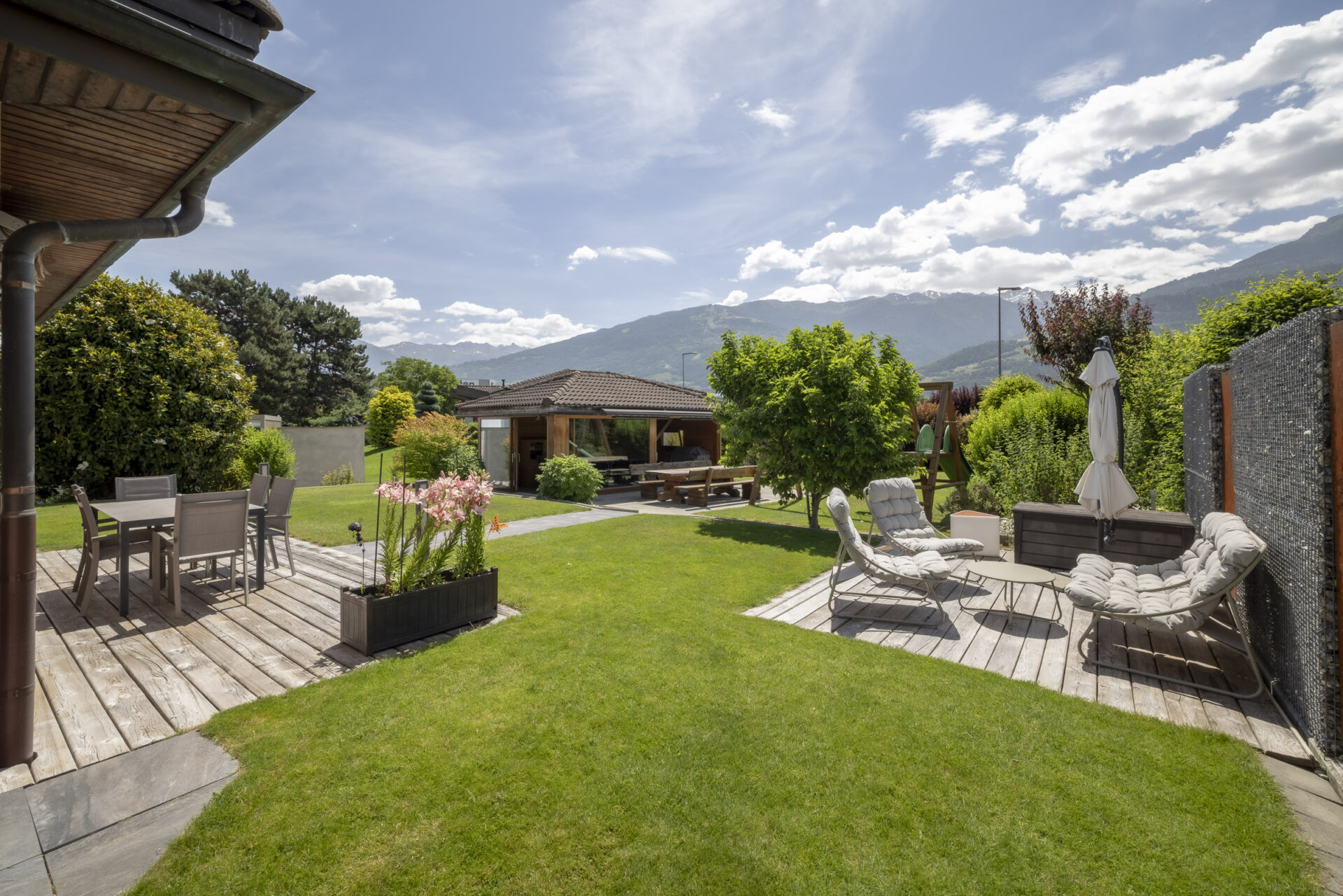Großer Garten mit Terrassen und Bergblick