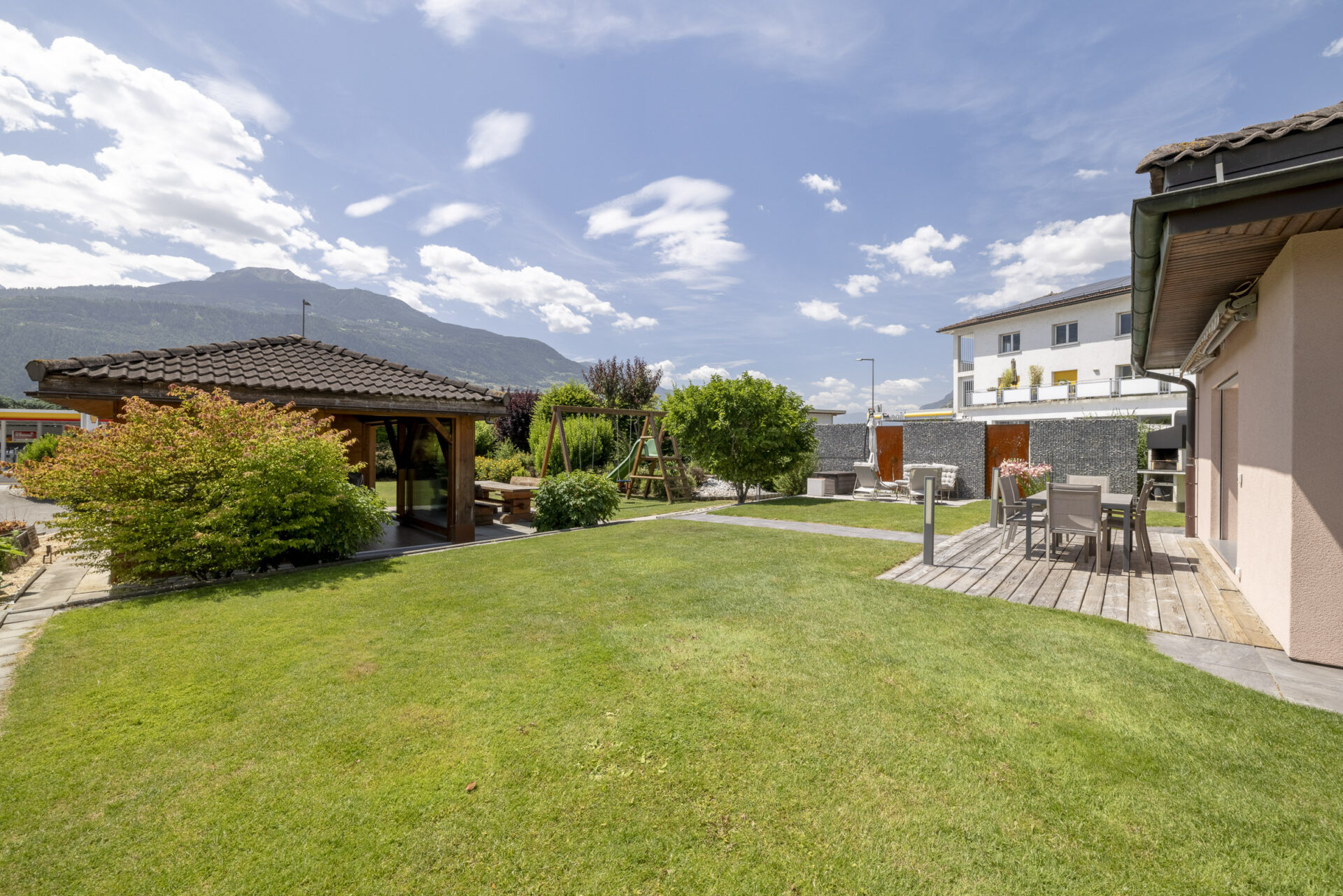 Großer Garten mit Terrasse und Bergblick