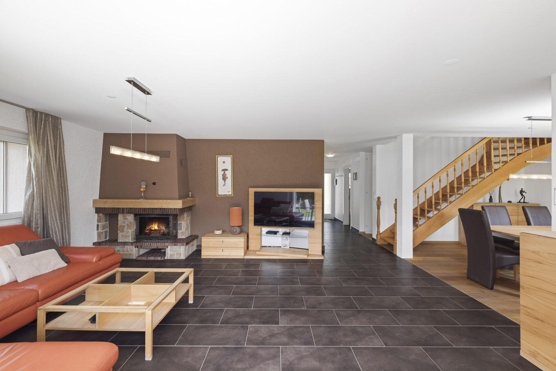 Wohnzimmer mit Kamin und Treppe