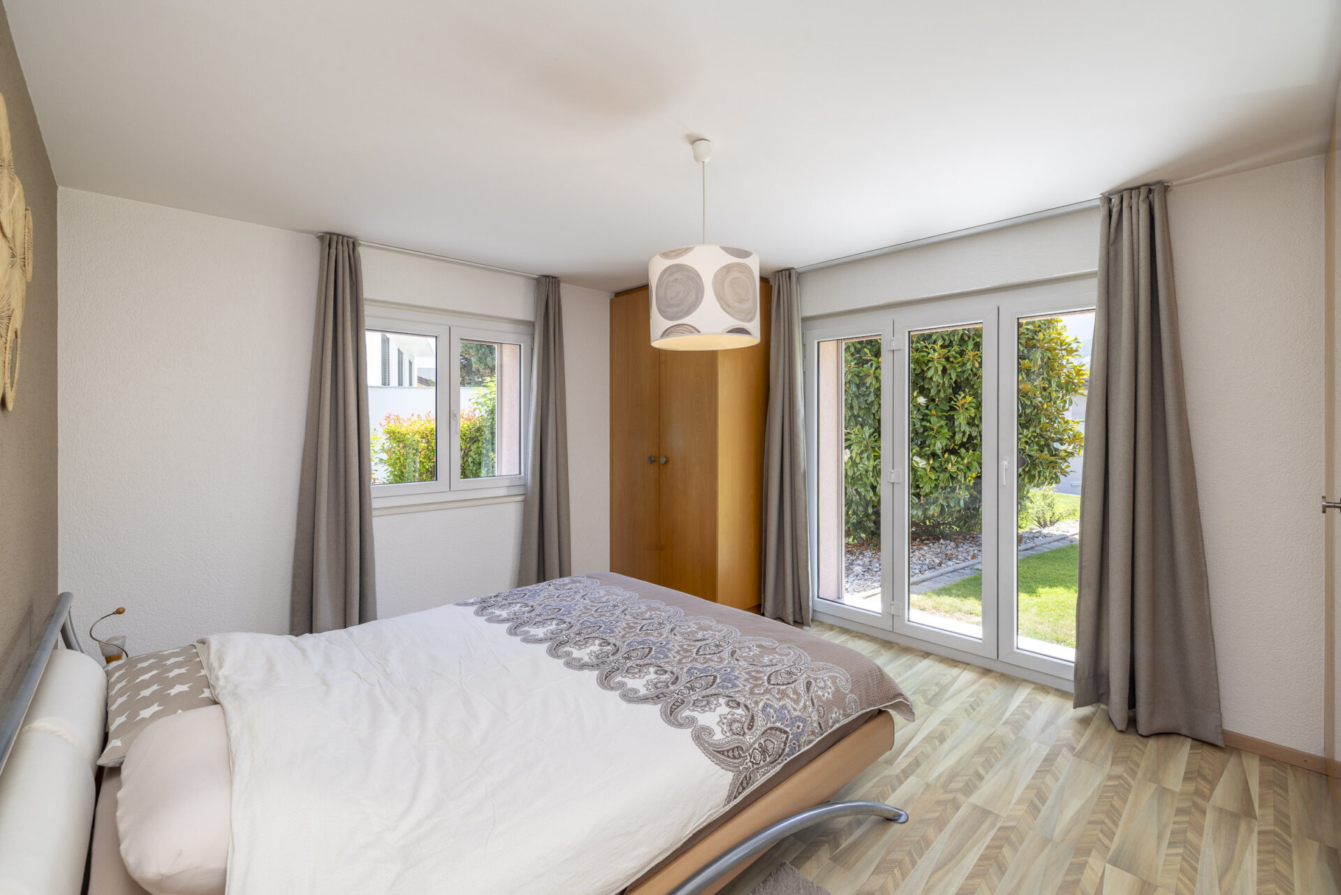 Helles Schlafzimmer mit Blick ins Grüne