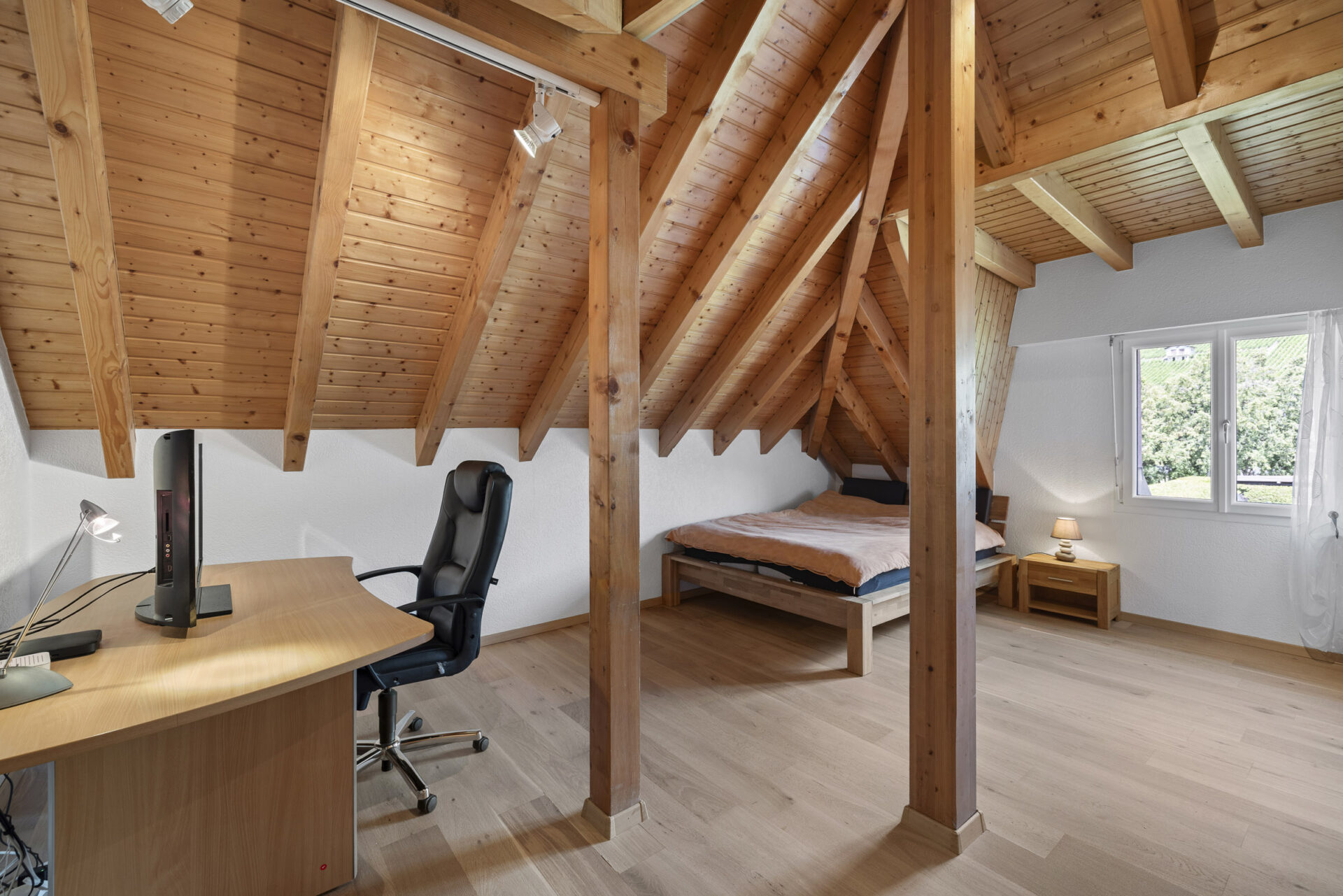 Dachzimmer mit Schlaf- und Arbeitsbereich