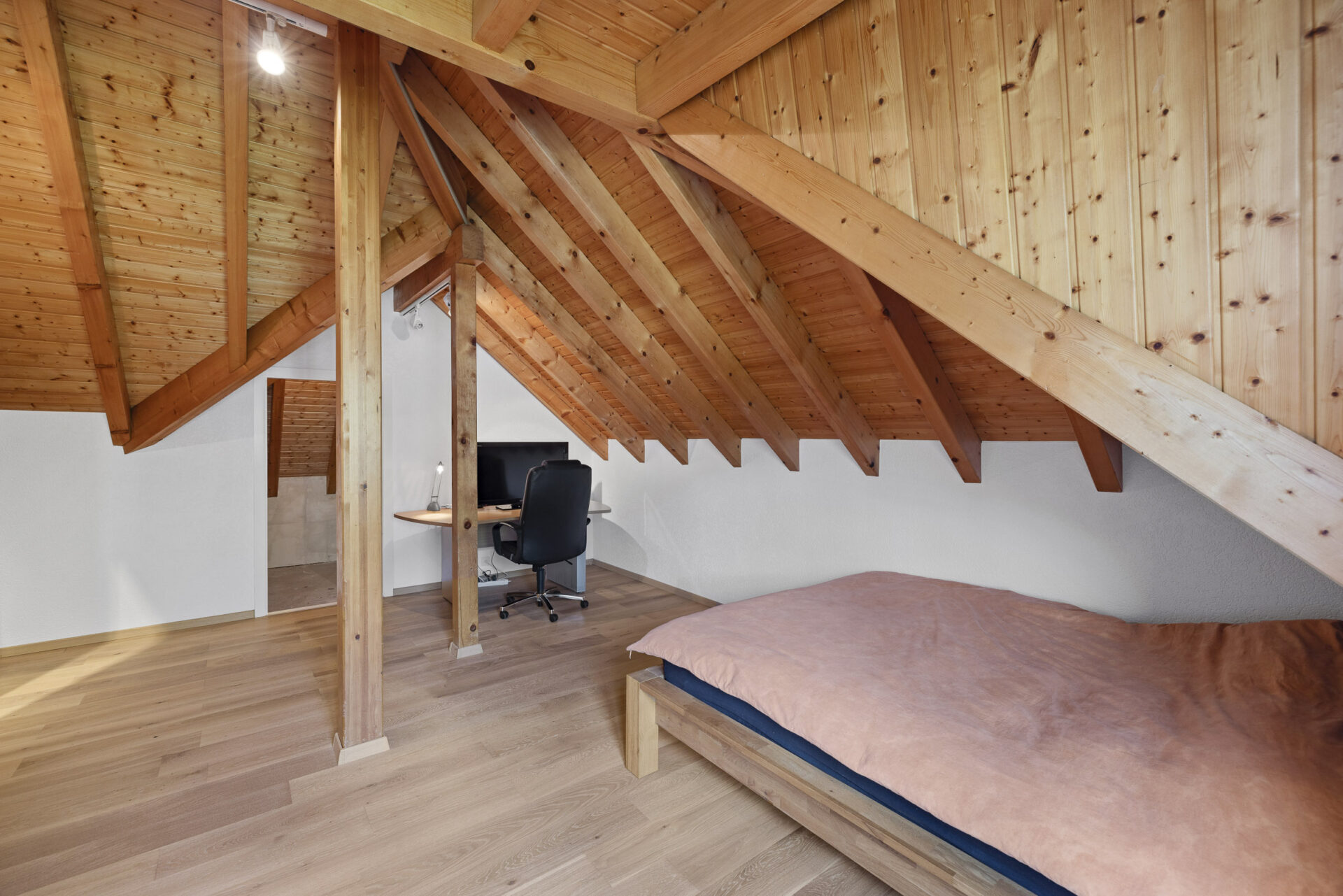 Dachgeschoss-Schlafzimmer mit Holzbalken