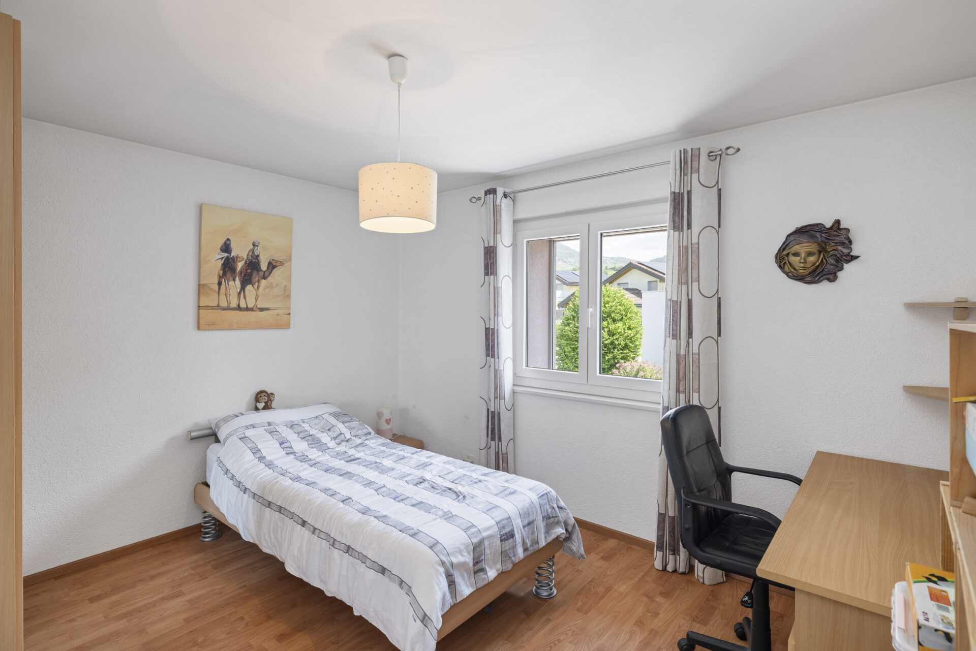 Kleines Schlafzimmer mit Schreibtisch