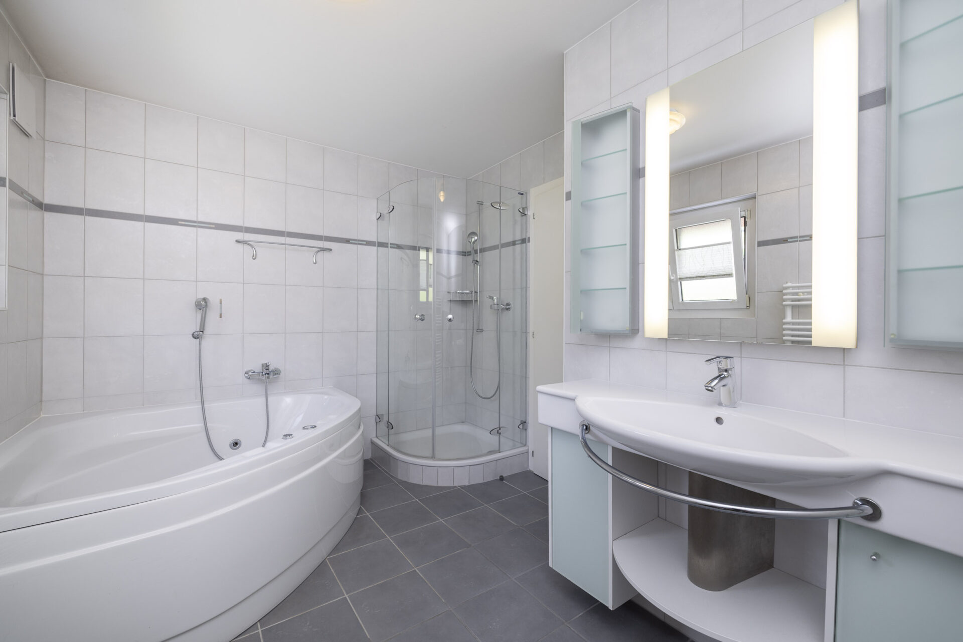 Modernes Badezimmer mit Badewanne und Glasdusche