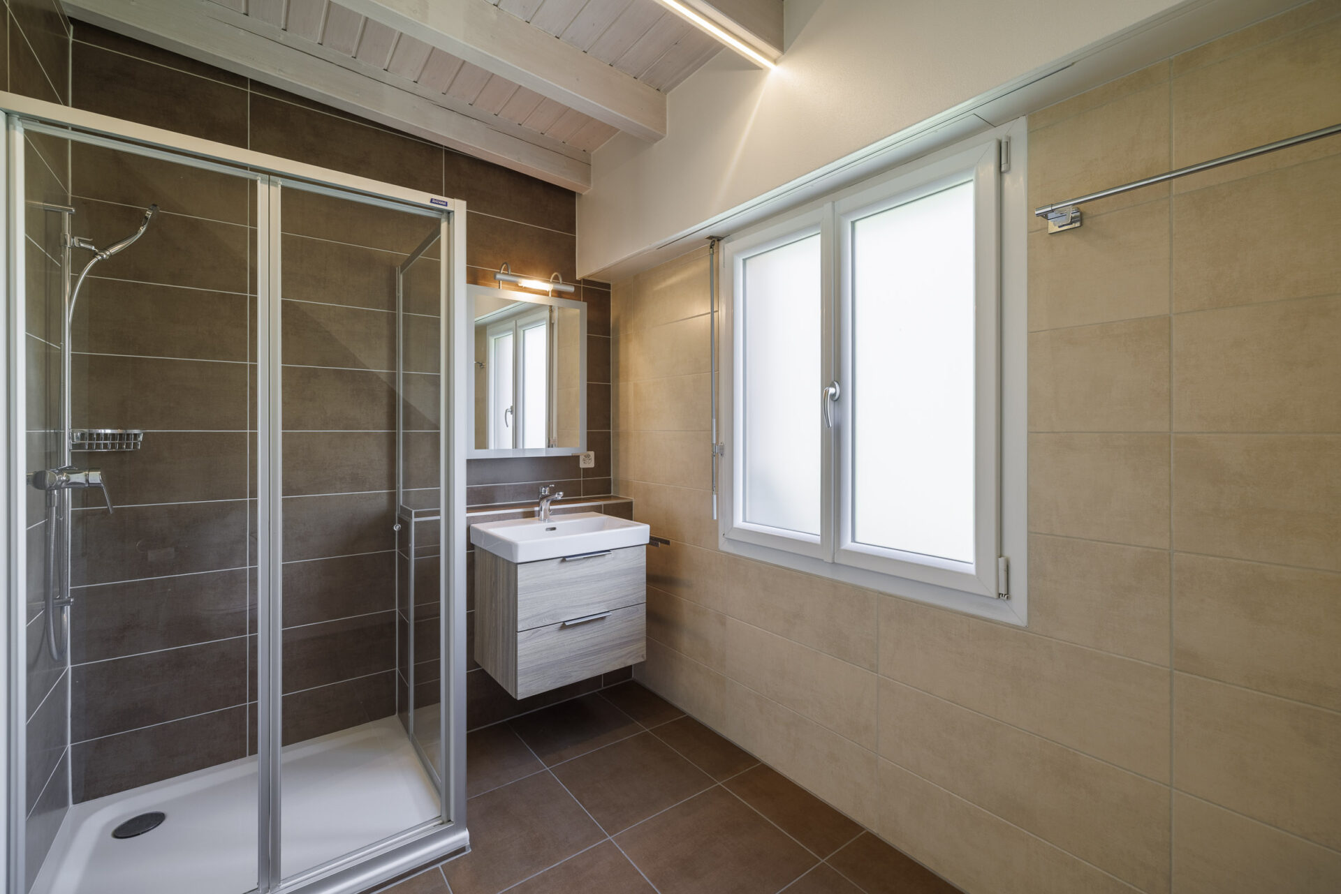 Modernes Badezimmer mit Dusche und Fenster