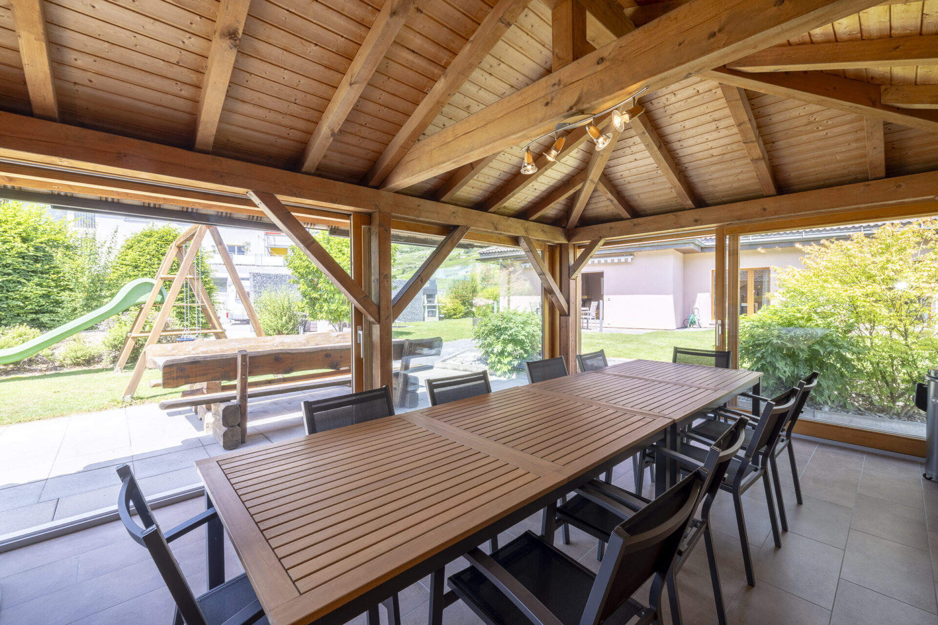Überdachte Holzterrasse mit Essbereich