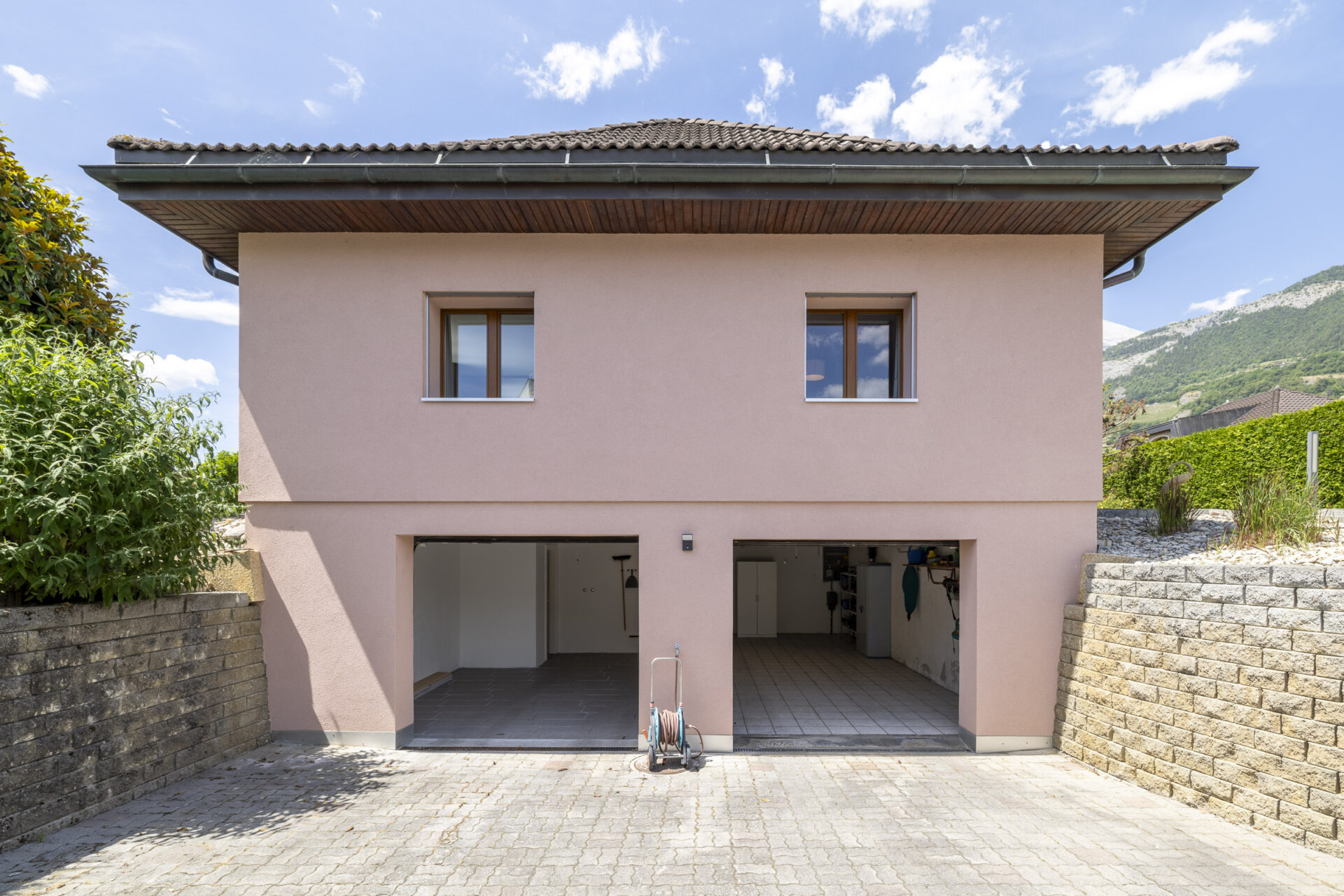 Zweistöckiges Haus mit Garage und Blick auf die Berge